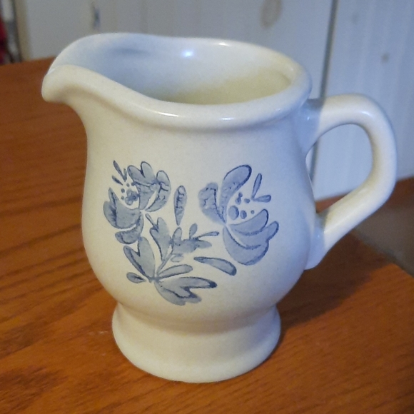 Pfaltzgraff Yorktowne creamer - Picture 1 of 4